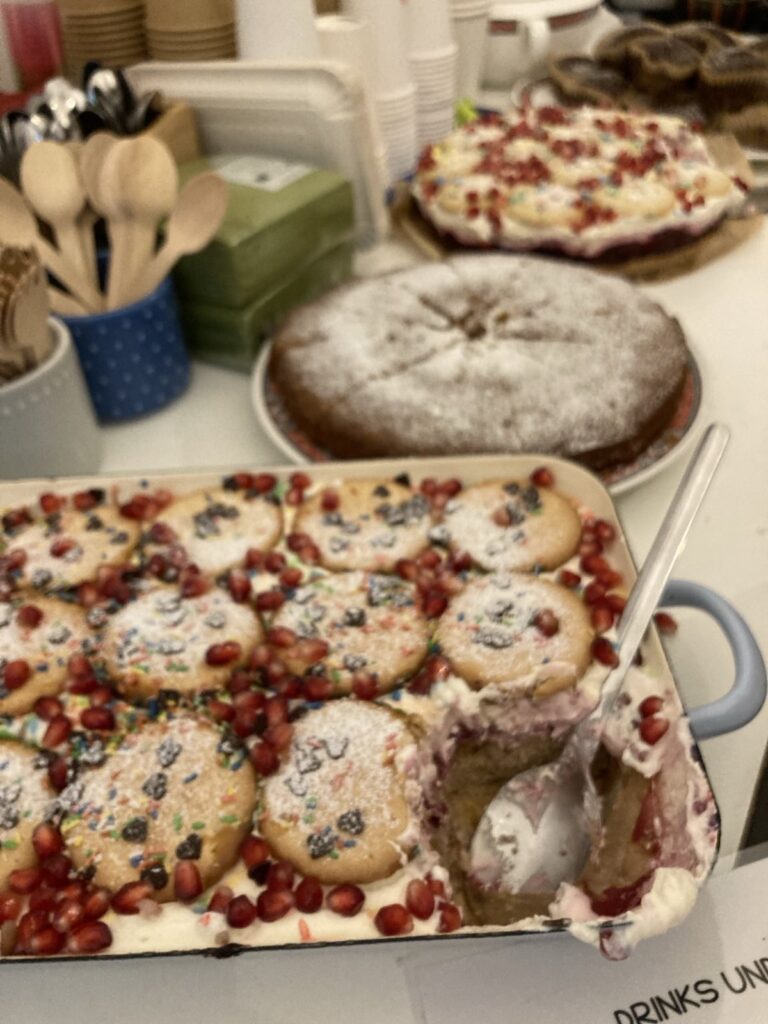 2 bunte Kuchen und ein brauner Kürbiskuchen überstreut mit Staubzucker
